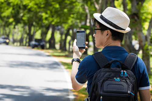 turista-con-celular-y-mapas